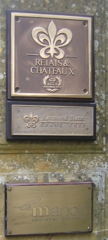 Welcome sign to Le Manoir